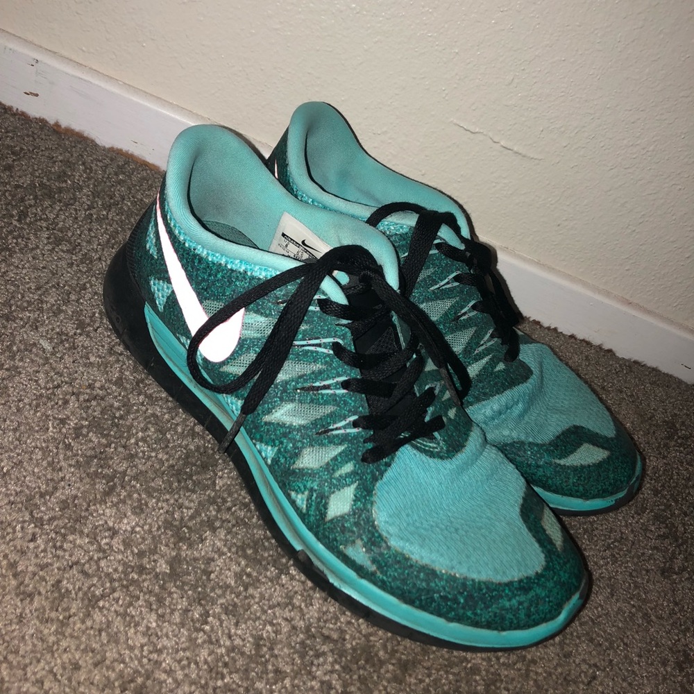 NIKE RUNNING SHOES